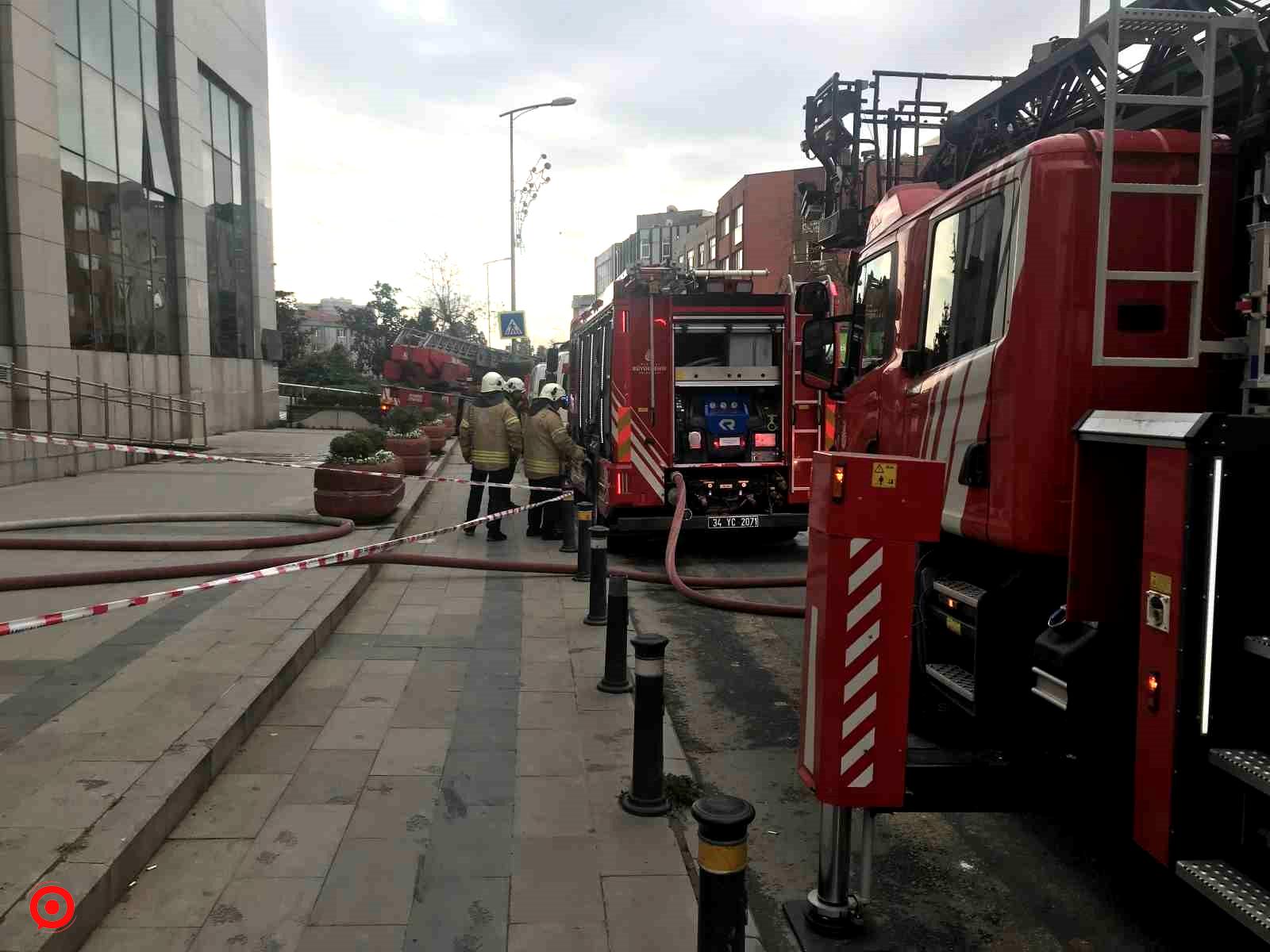 Bayrampaşa Belediyesinde yangın paniği: 4 kişi dumandan etkilendi