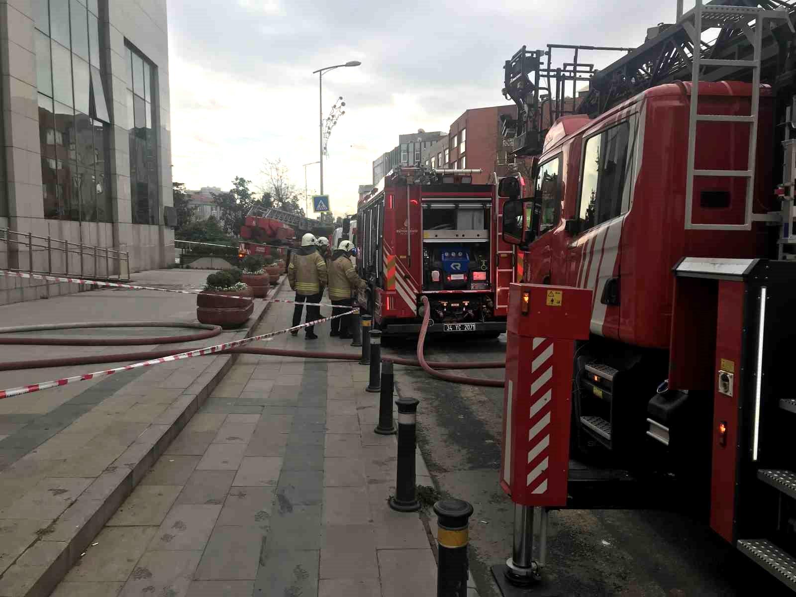 Bayrampaşa Belediyesinde yangın paniği: 4 kişi dumandan etkilendi