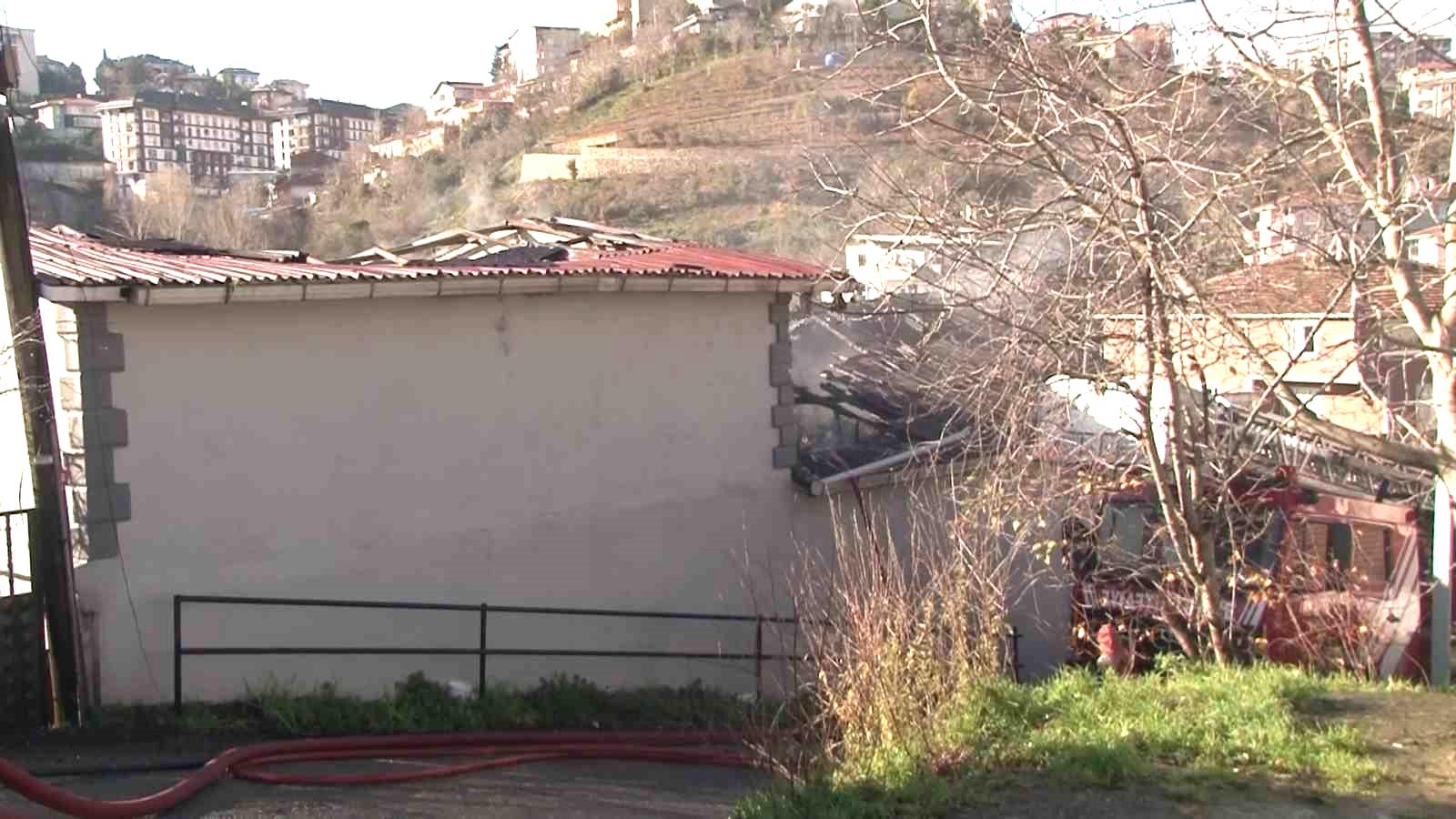 Beykoz’da 2 katlı evin çatısı alev alev yandı