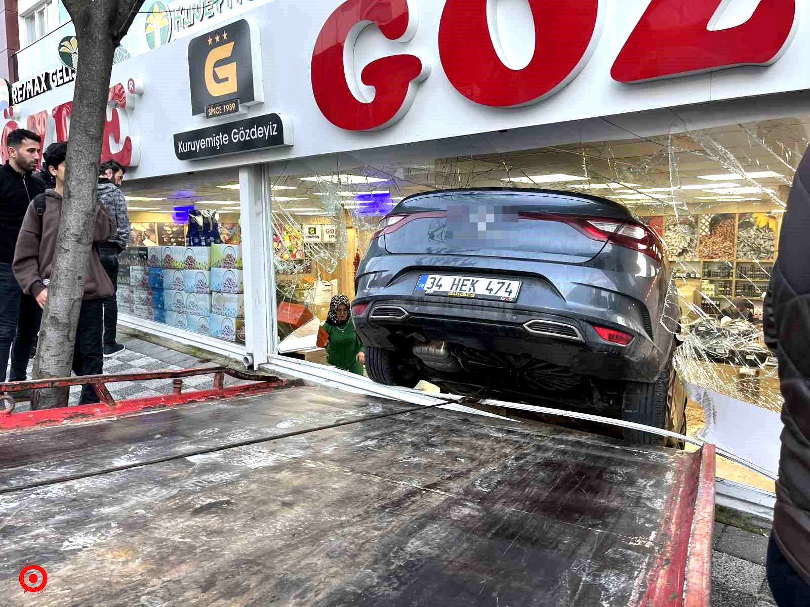 Beylikdüzü’nde direksiyon hakimiyetini kaybeden sürücü dükkana daldı