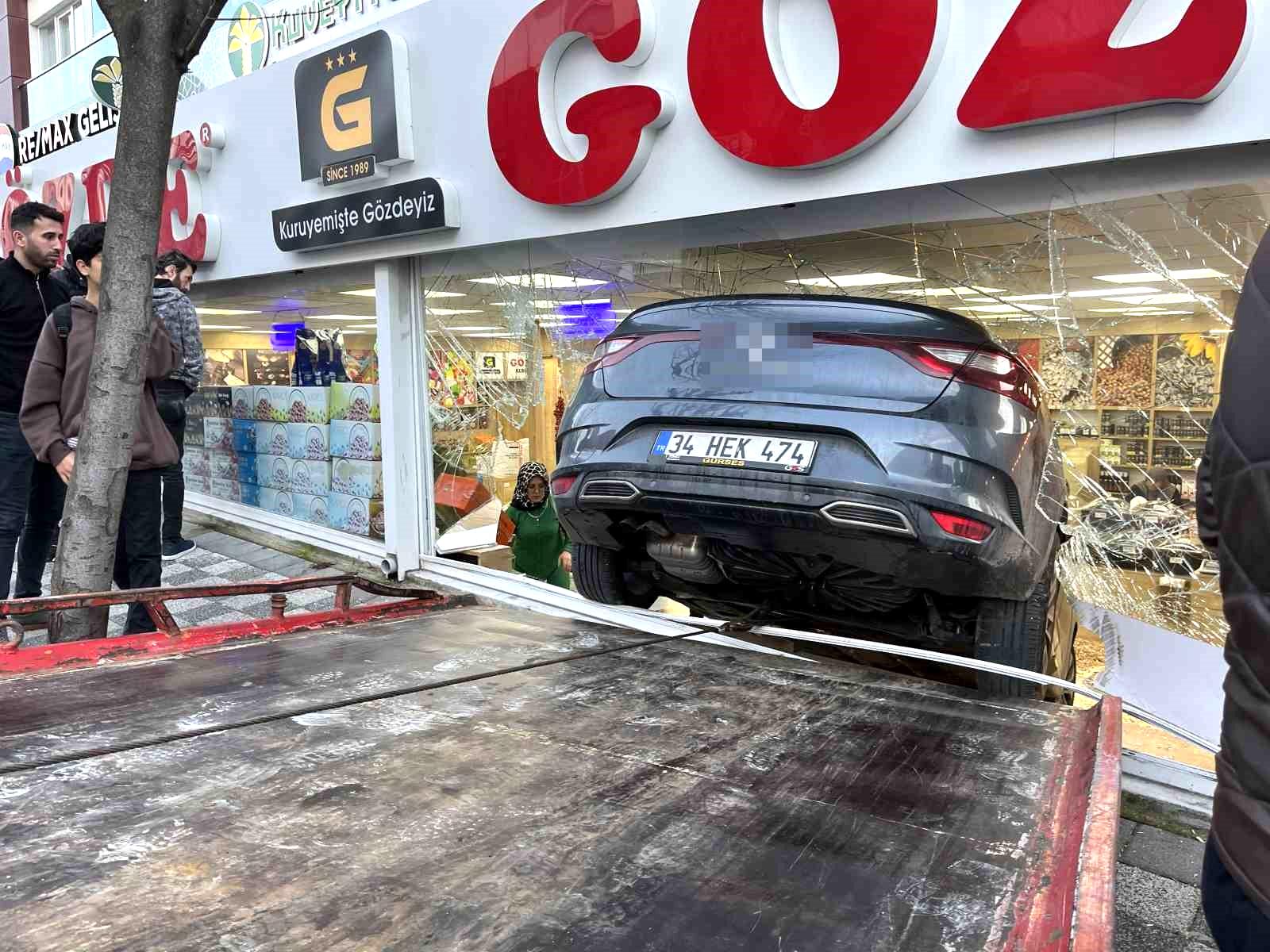 Beylikdüzü’nde direksiyon hakimiyetini kaybeden sürücü dükkana daldı