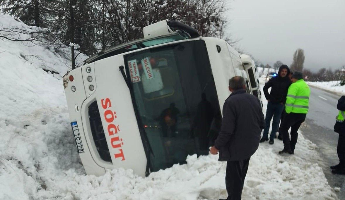 Bilecik’te işçi servisi devrildi, 1 kişi yaralandı