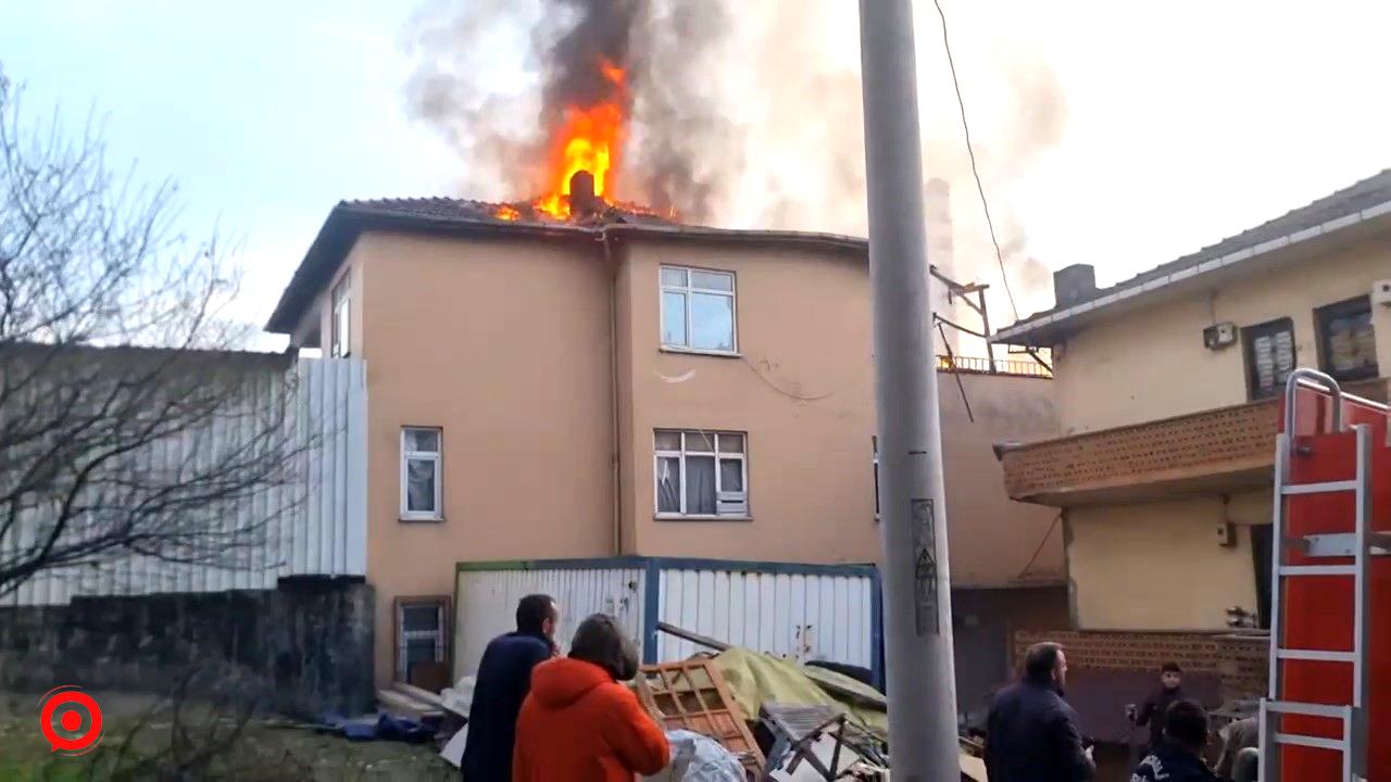 Binanın çatı katı alev alev yandı