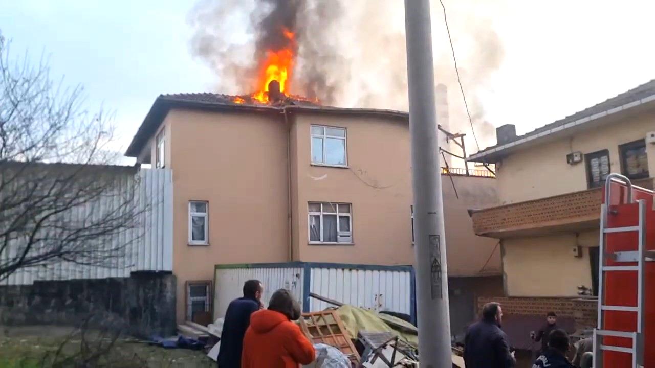 Binanın çatı katı alev alev yandı