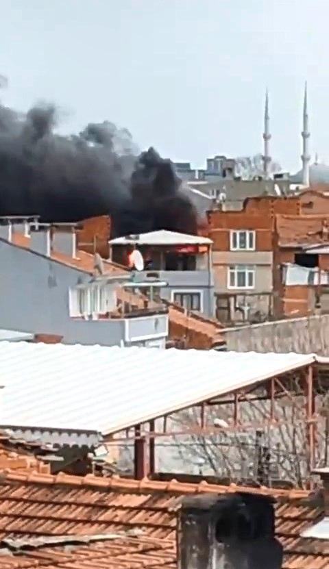 Bursa’da çatı yangını mahalleliyi ayağa kaldırdı