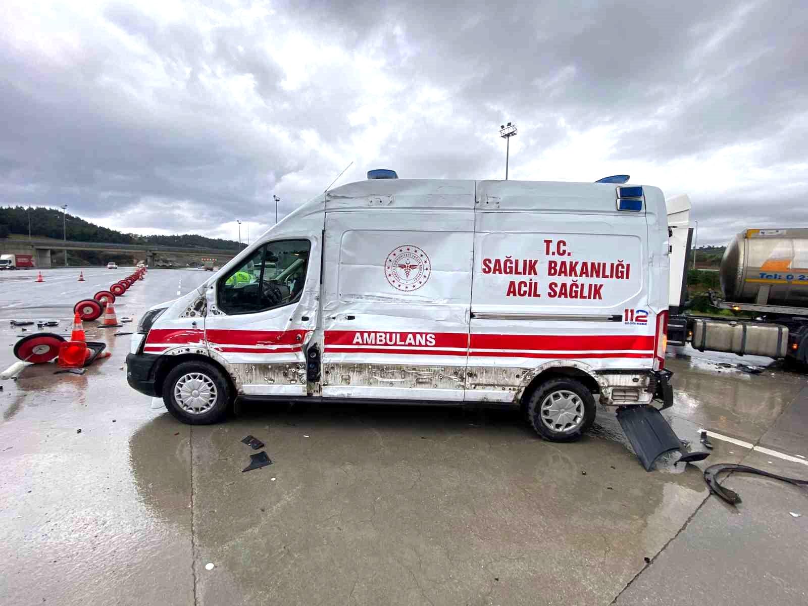 Bursa’da hastaneden dönen ambulansa tır çarptı