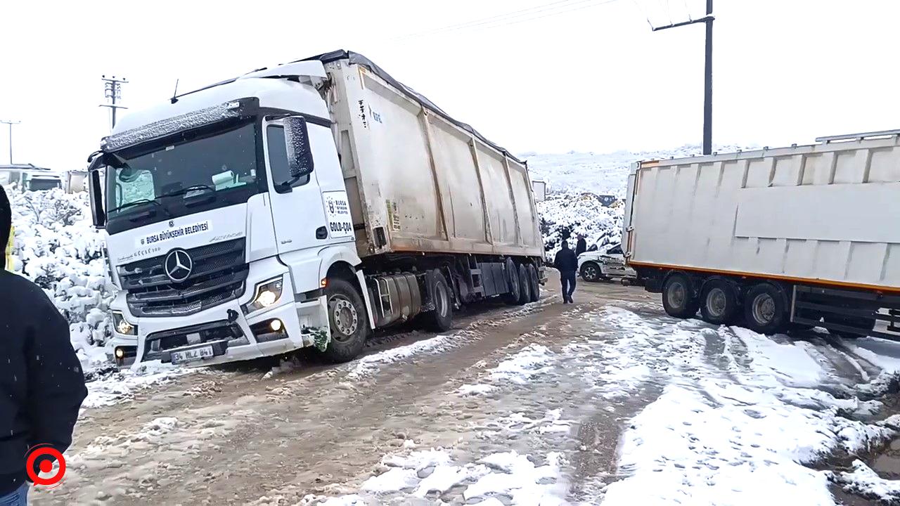 Bursa’da kar yağışı sonrası tırlar yolda kaldı