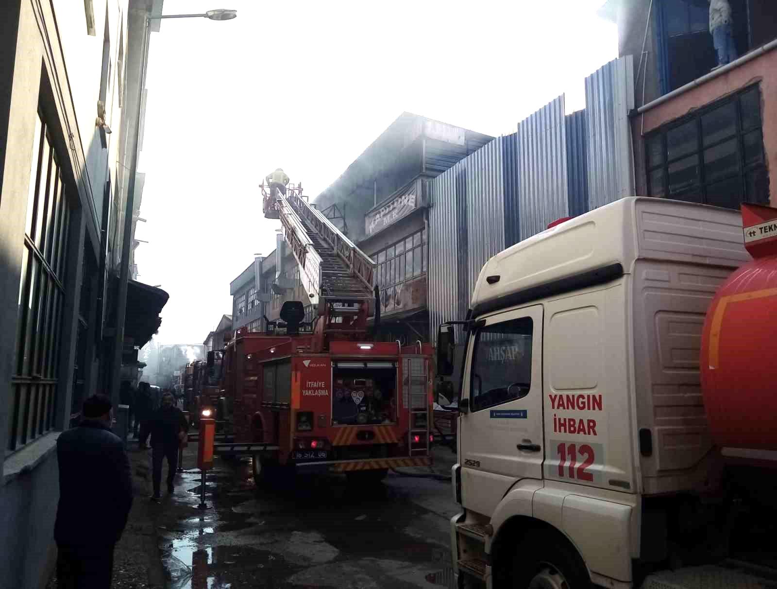 Bursa’da mobilya imalathanesinde korkutan yangın