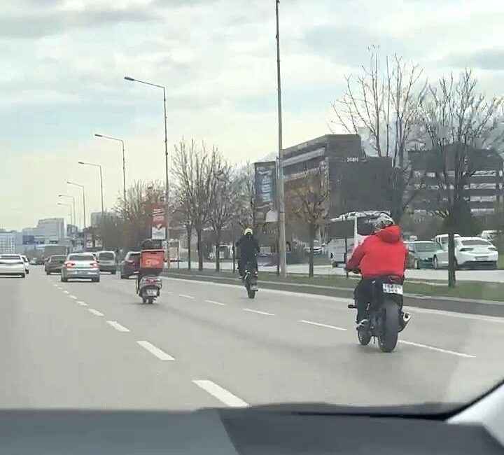 Bursa’da motosikletli gençlerin trafikteki