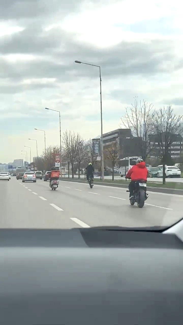 Bursa’da motosikletli iki kafadarın trafikteki tehlikeli hareketleri kamerada