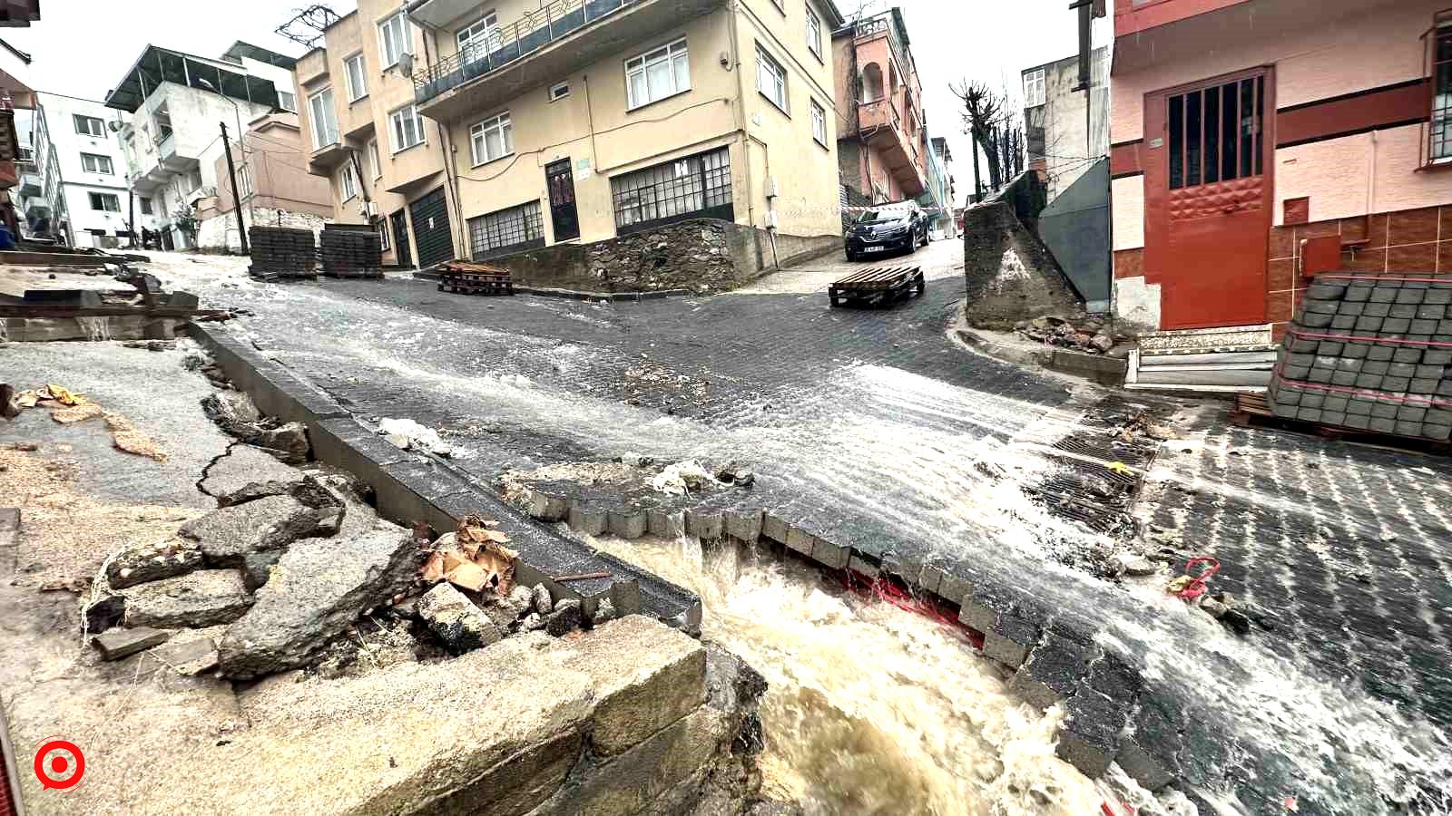 Bursa’da şiddetli yağış sonrası yollar dereye döndü, evleri su bastı