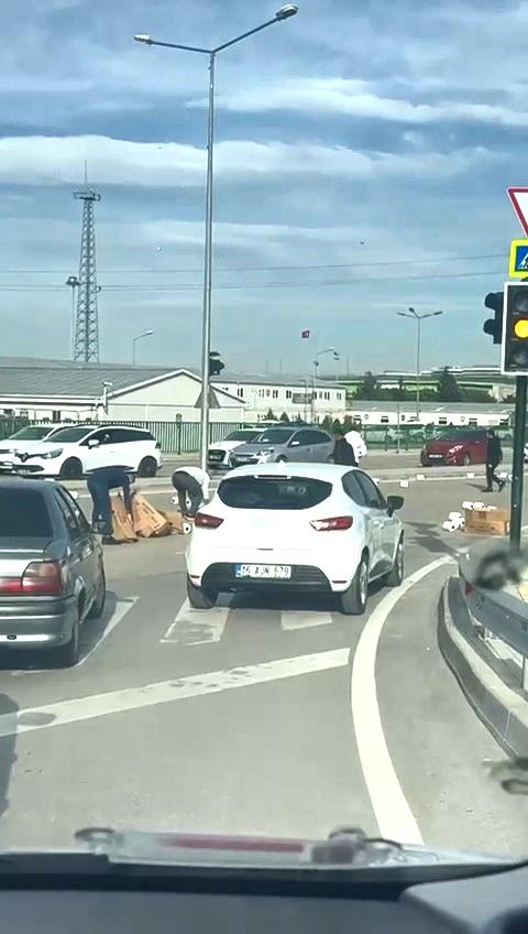 Bursa’da sürücüler yere dökülen malzeme için seferber oldu