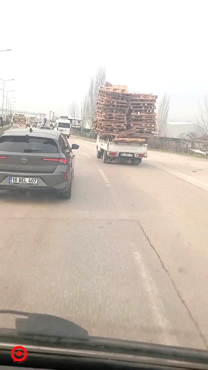 Bursa’da tehlikeli taşımacılık kamerada