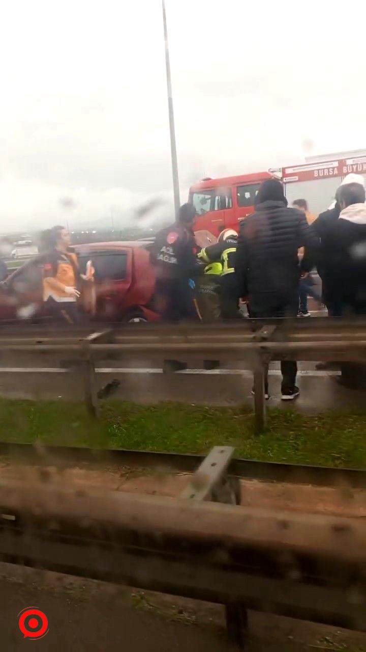 Bursa’da yağışlı havada duramayan kamyon zincirleme kazaya sebep oldu: 4 yaralı