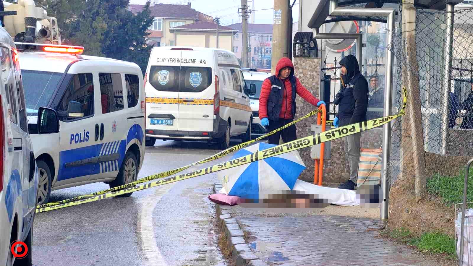 Bursa’da yere düşen adam hayatını kaybetti, cenazeyi şemsiye ile korudular