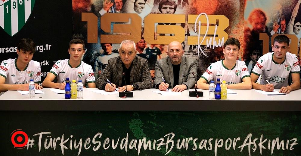 Bursaspor, 4 genç futbolcusunu profesyonel yaptı