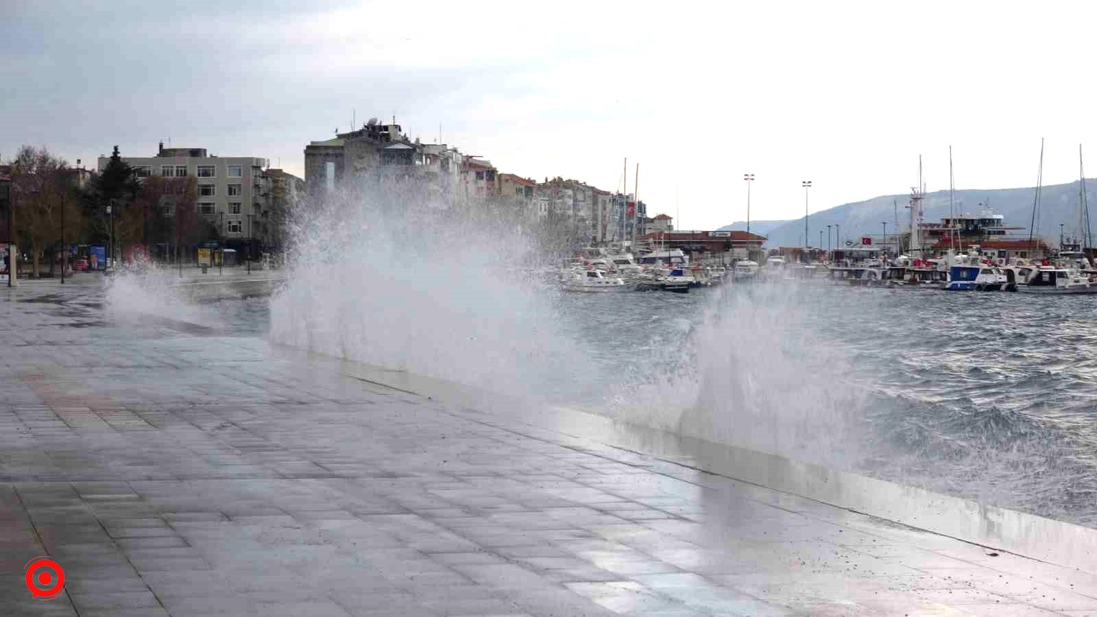 Çanakkale’de poyraz fırtınası nedeniyle oluşan dev dalgalar sahili dövdü