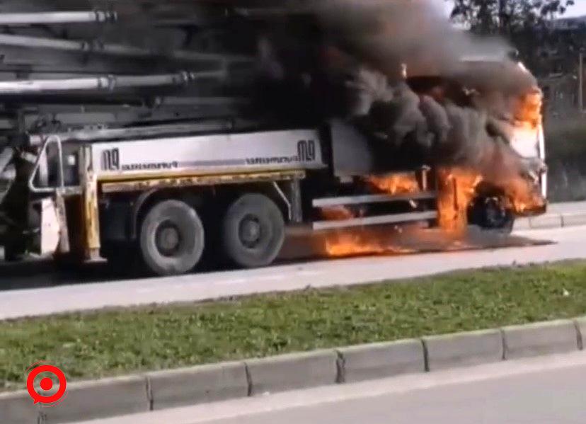 Çanakkale’de seyir halindeki beton pompası alev alev yandı