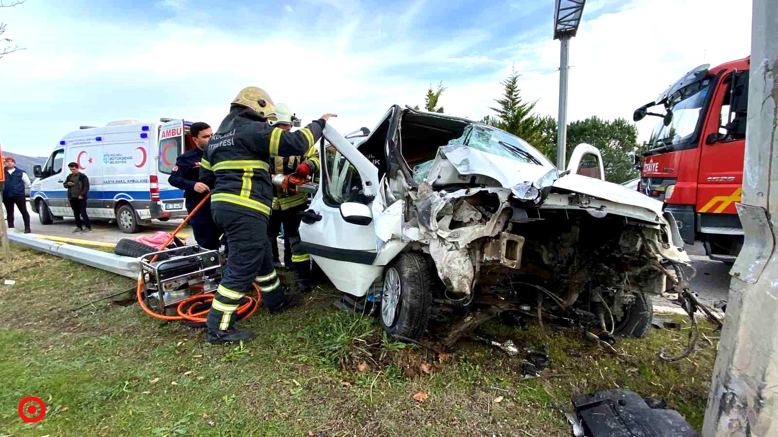 Direksiyon başında fenalaşan sürücü direğe çarptı : 1 ölü 2 yaralı