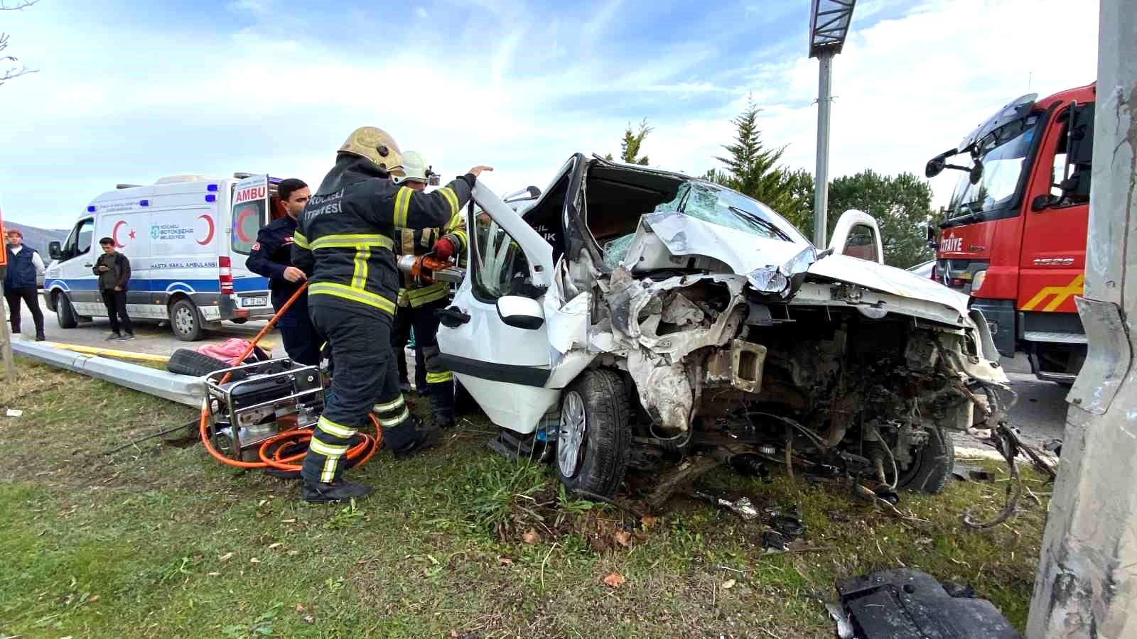 Direksiyon başında fenalaşan sürücü direğe çarptı : 1 ölü 2 yaralı