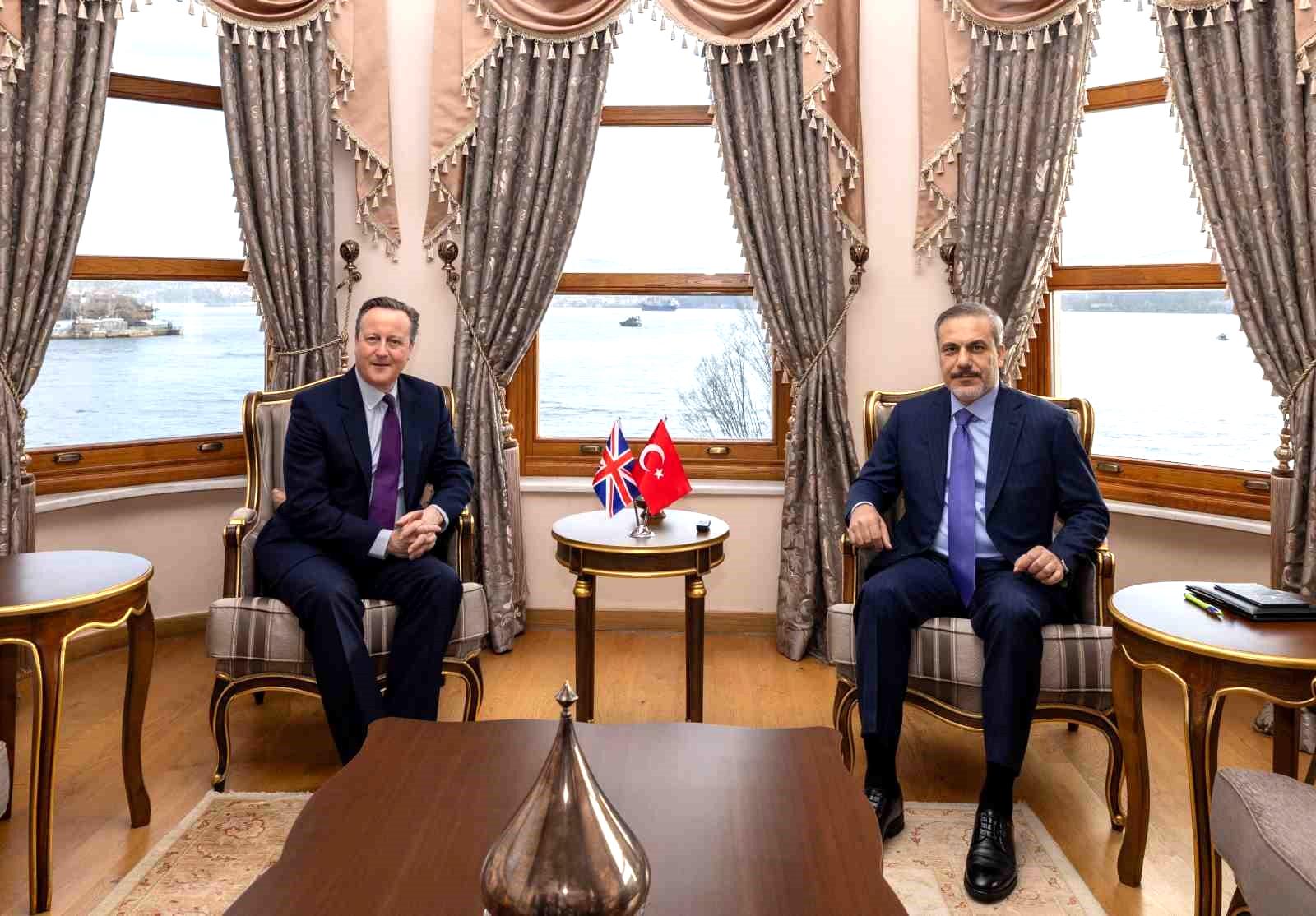 Dışişleri Bakanı Hakan Fidan, İngiliz mevkidaşı David Cameron ile görüştü