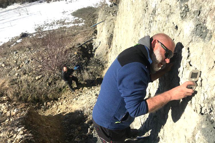 Dokuz Eylül deprem araştırmalarını karada ve denizde hız verdi.. Tsunami risk analizi yapılıyor