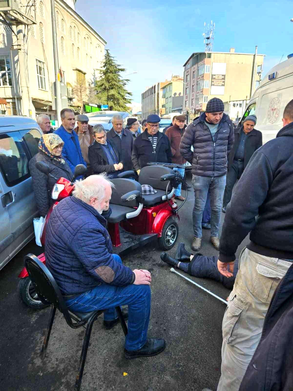 Elektrikli motosikletten düştüler: 2 yaralı