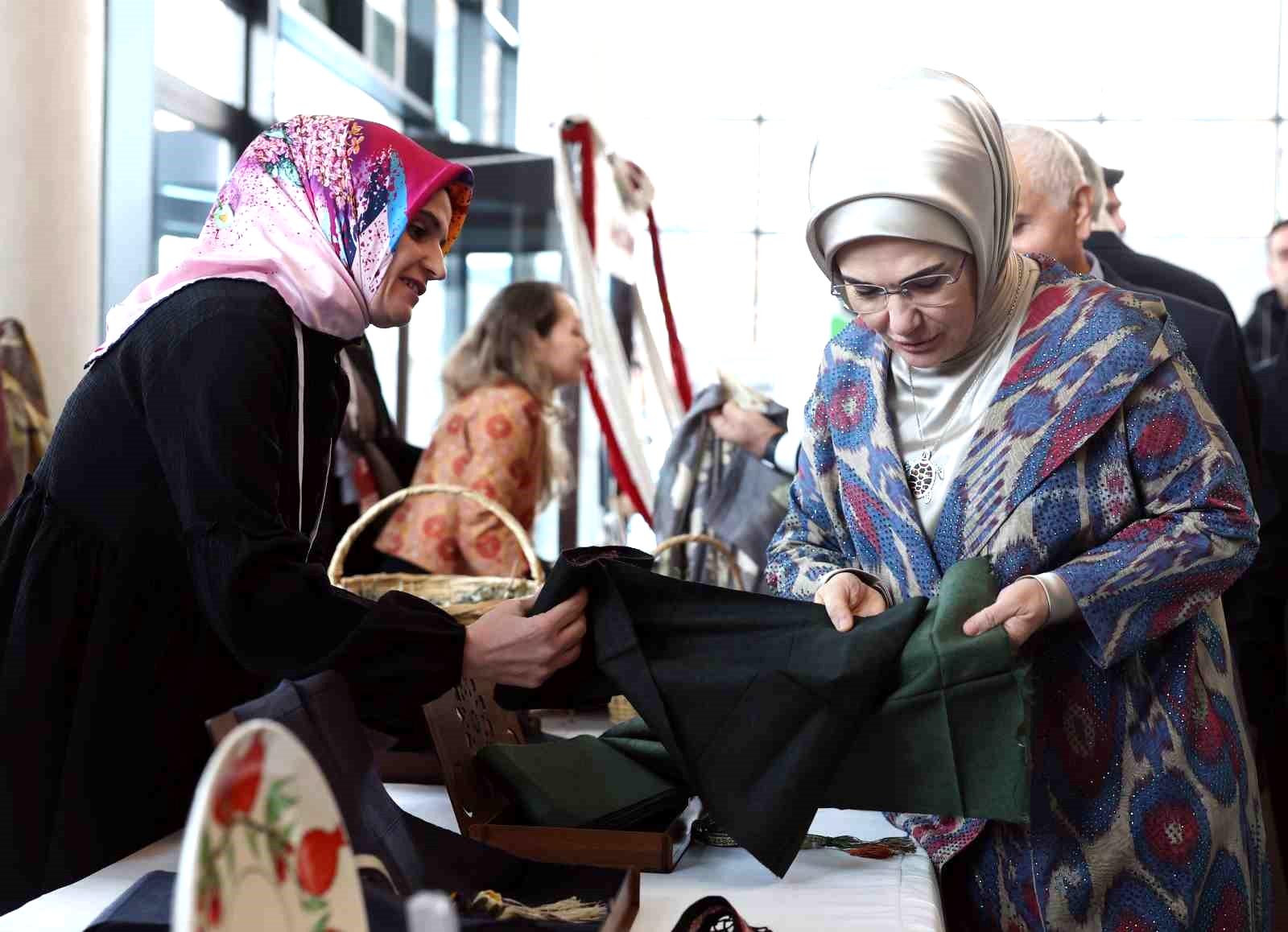 Emine Erdoğan Siirtli kadınlarla bir araya geldi