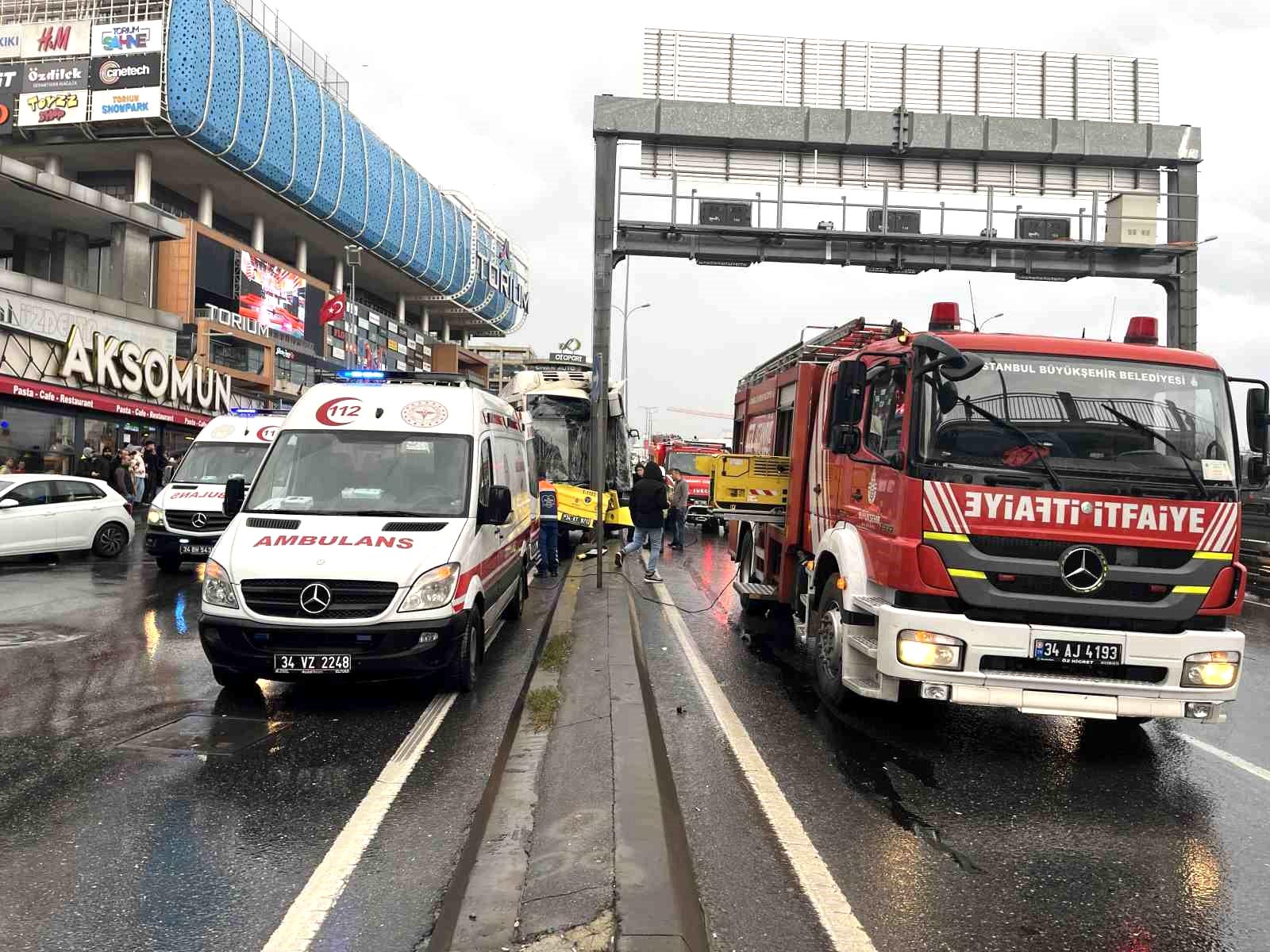 Esenyurt’ta İETT otobüsü yön direğine çarptı: 8 yaralı