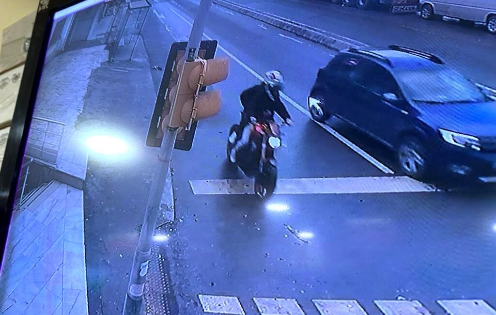 Eyüpsultan’da motosikletli şahıslar, trafikte