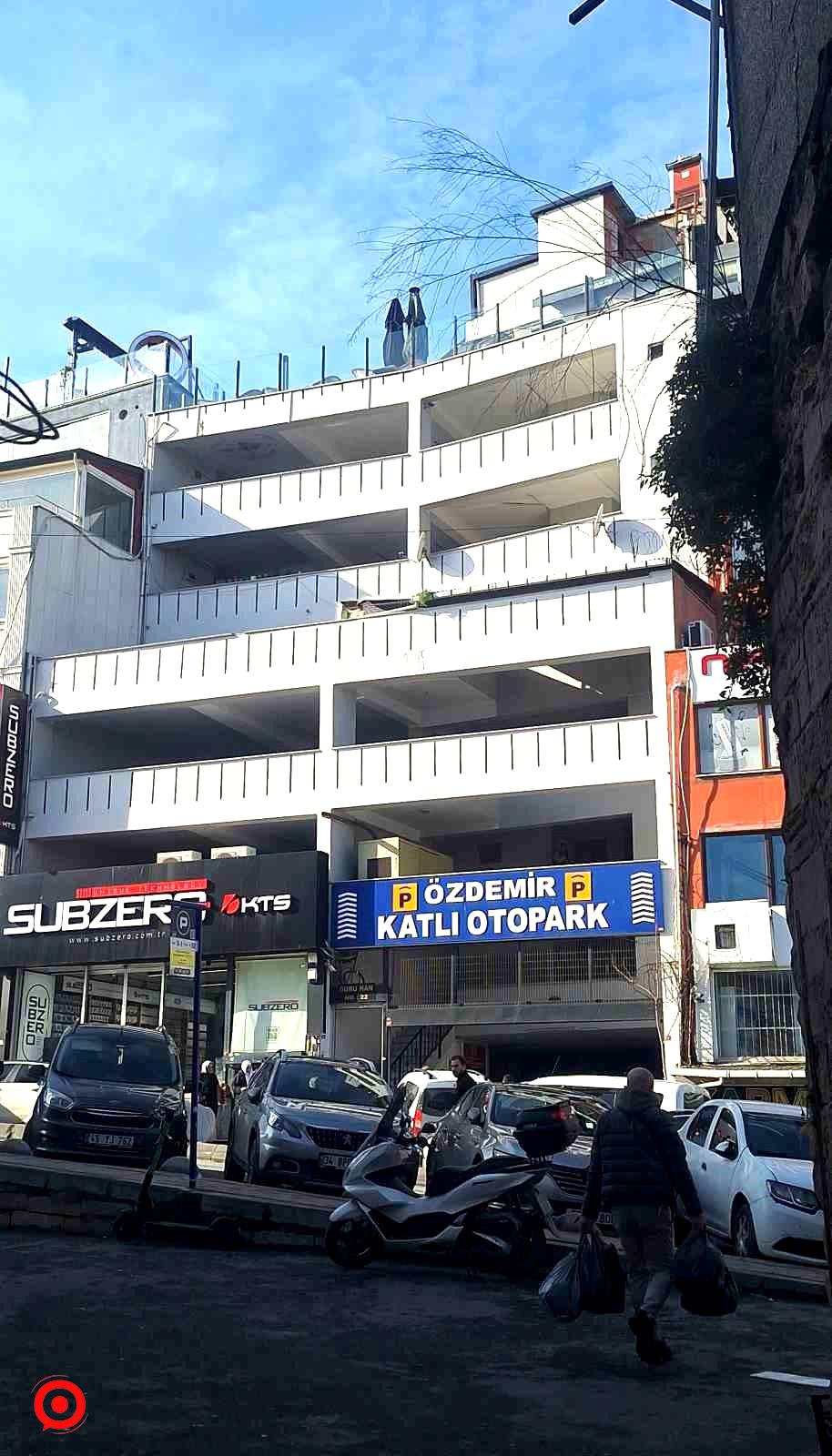 Fatih’te otoparktaki bir araçtan 3 bin 300 euro ile 5 bin dolar çalındı iddiası