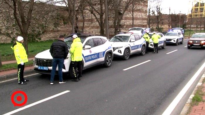 Fatih’te yayalara yol vermeyen sürücülere ceza yazıldı