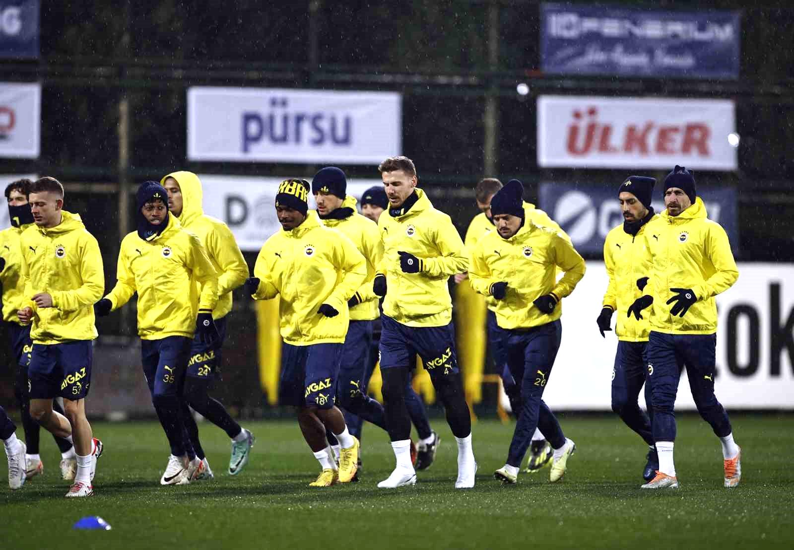 Fenerbahçe hazırlıklarını tamamlayarak kampa girdi