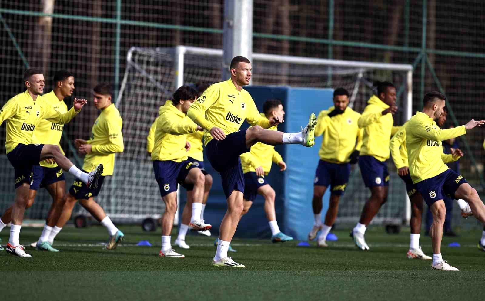 Fenerbahçe, hazırlıklarını tamamlayarak kampa girdi