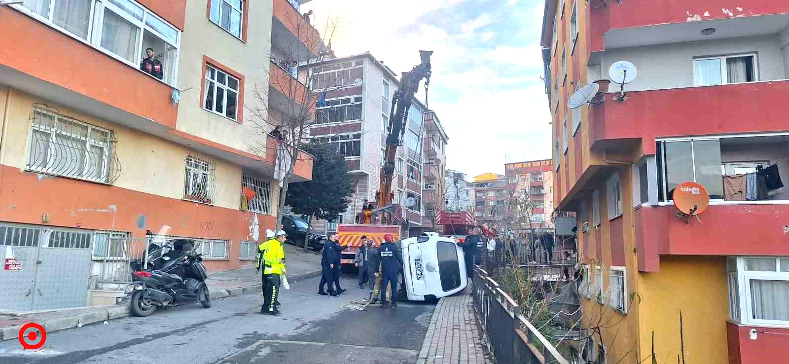 Freni boşalan minibüs çocuğa çarpıp apartman boşluğuna uçtu: Küçük çocuk hayatını kaybetti