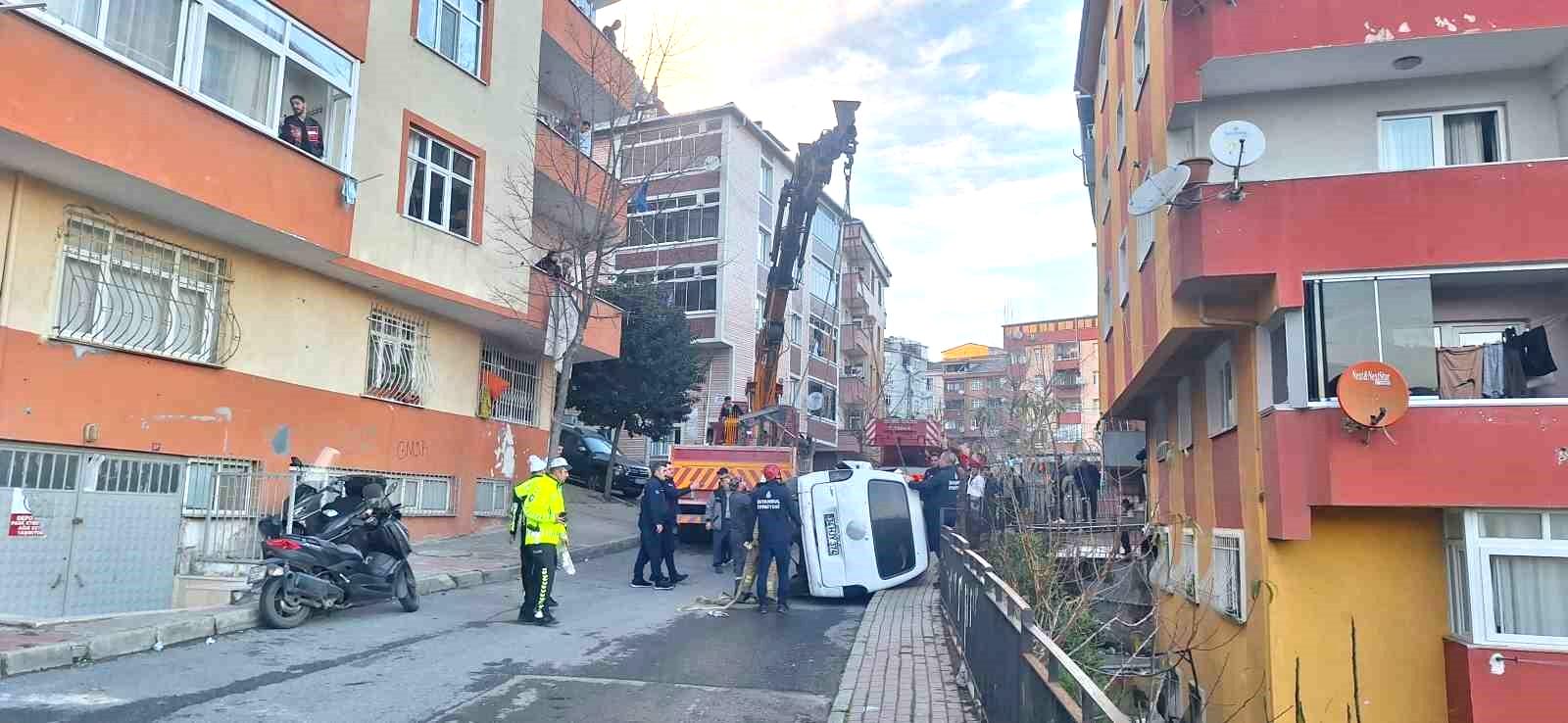 Freni boşalan minibüs çocuğa çarpıp apartman boşluğuna uçtu: Küçük çocuk hayatını kaybetti