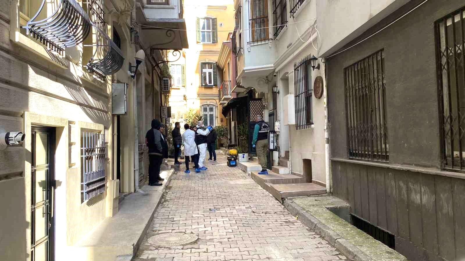 Galata’da şüpheli ölüm: Norveçli turist ölü bulundu, Yunan turist hastanede