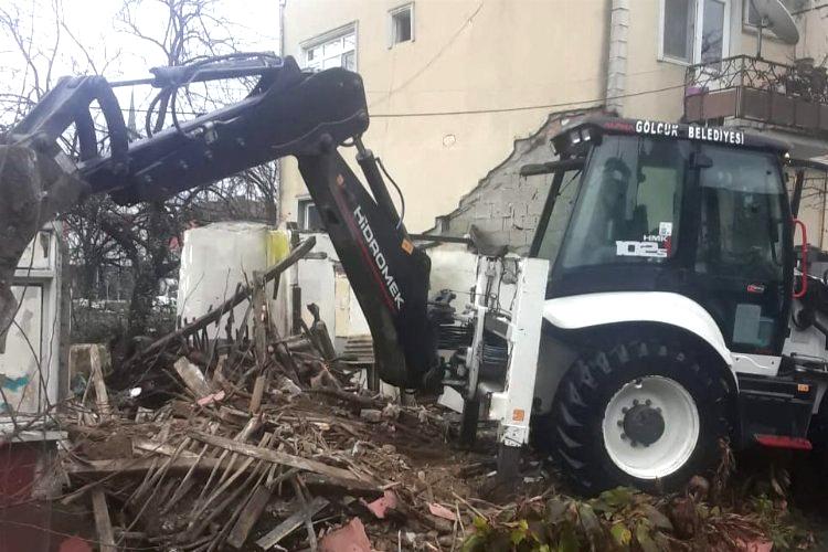 Gölcük’te tehlikeli metruklara yıkım