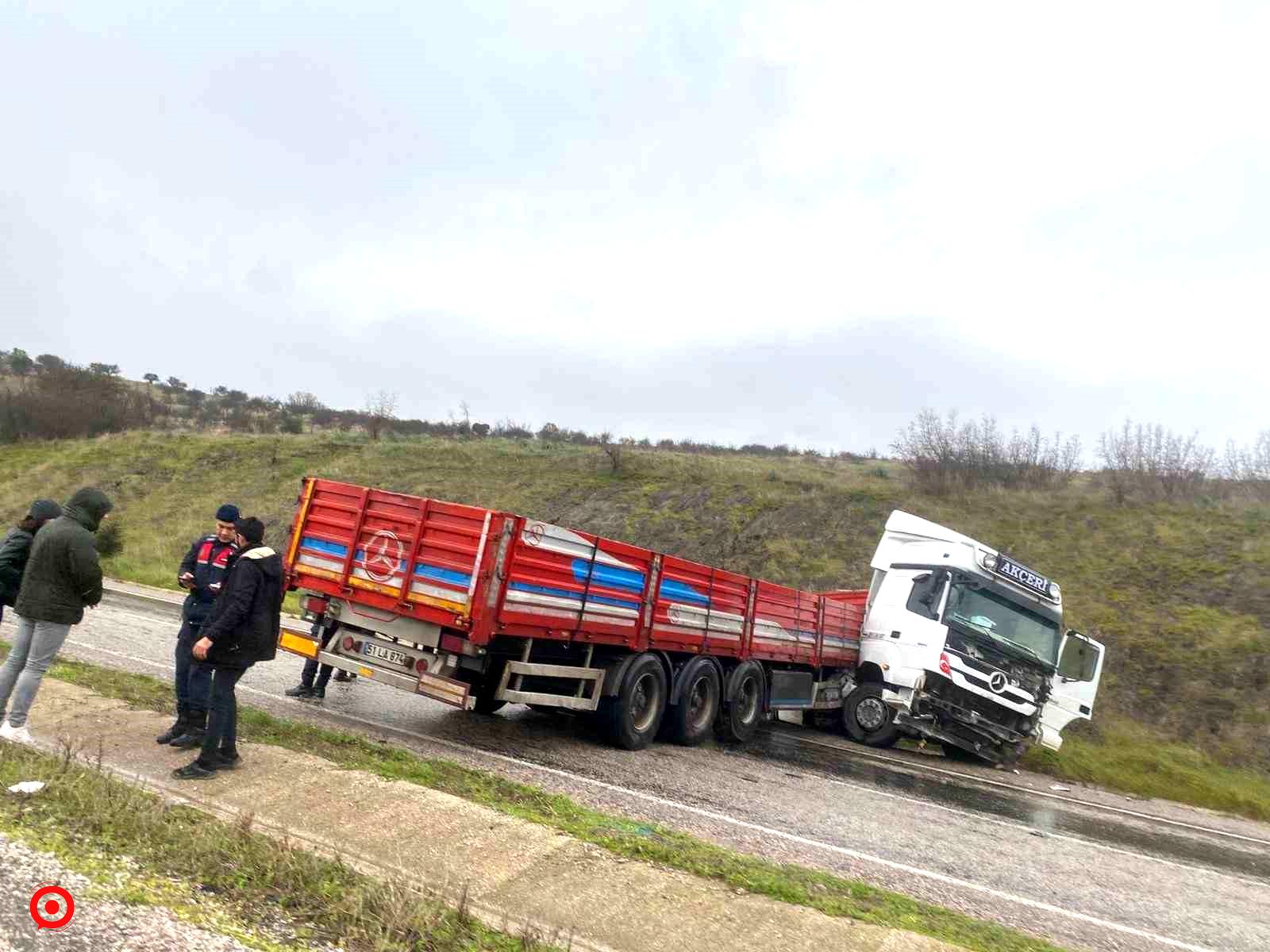 Gönen-Bandırma Karayolu’nda tır devrildi