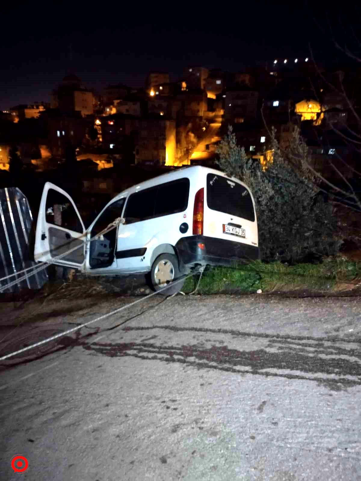 Hafif ticari aracı inşaat alanına düşmekten yol kenarındaki teller kurtardı