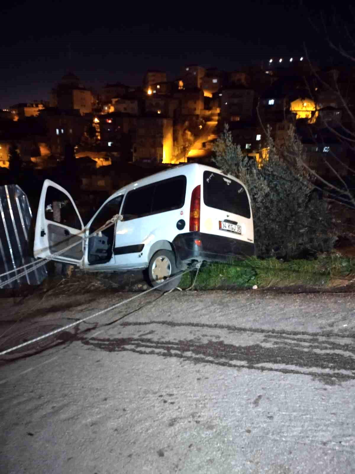 Hafif ticari aracı inşaat alanına düşmekten yol kenarındaki teller kurtardı