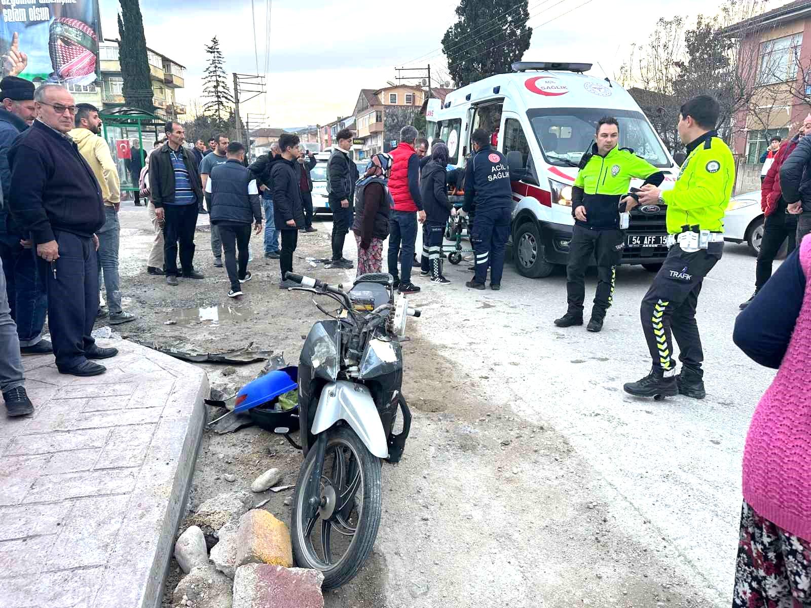 Hafif ticari araçla çarpışan motosikletteki 2 kişi yaralandı