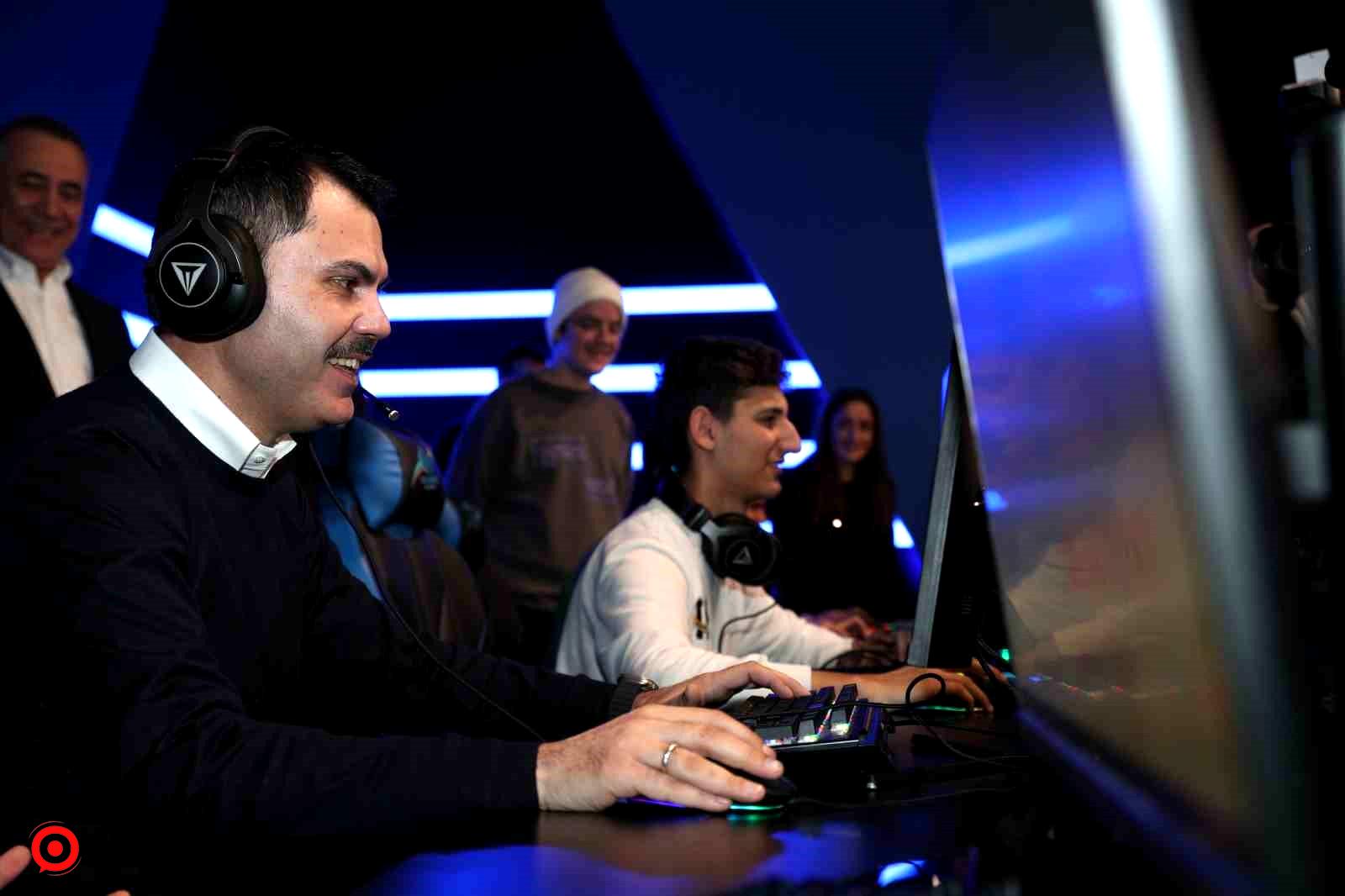 İBB Başkan adayı Murat Kurum, gençlerle play station oynadı