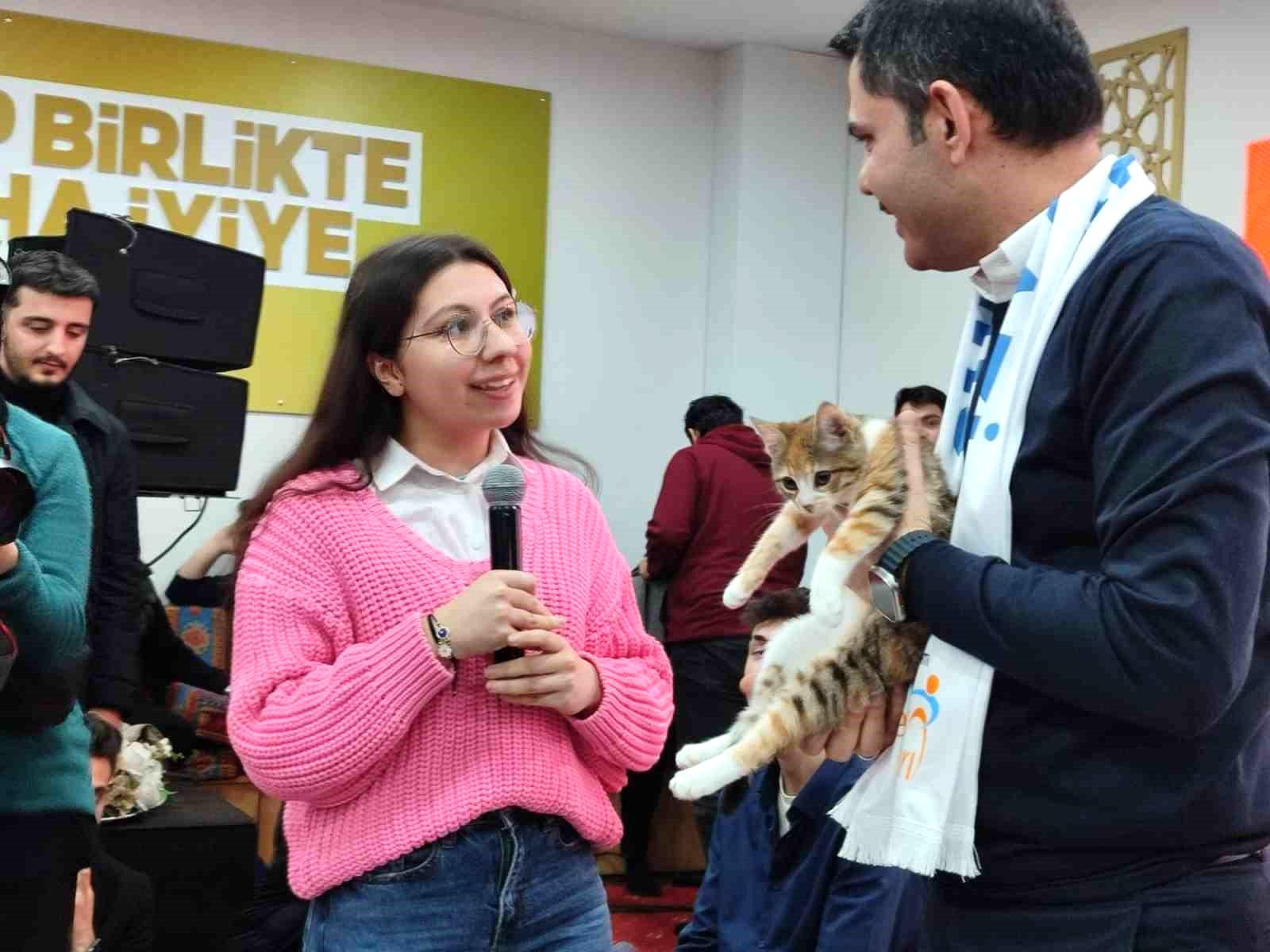 İBB Başkan adayı Murat Kurum’a kedi hediyesi