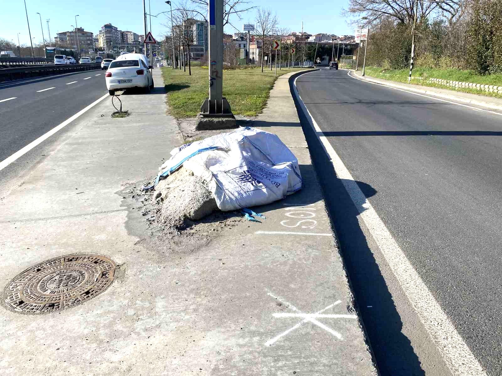 İBB ekiplerinin yol kenarına koyduğu tuz çuvalları yola saçıldı