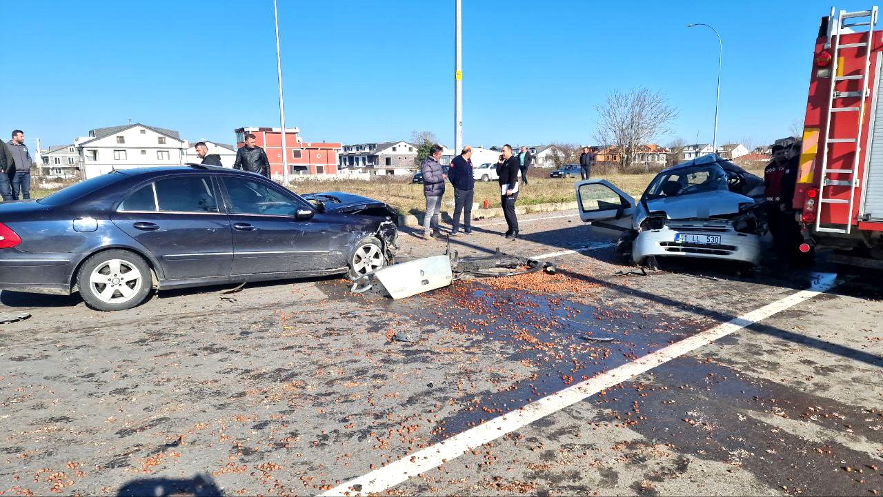 İki otomobil kavşakta çarpıştı: 1 ölü, 2 yaralı