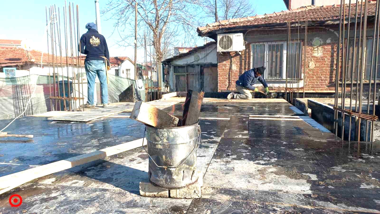 İnşaat işçilerinin dondurucu soğukla zorlu mücadelesi