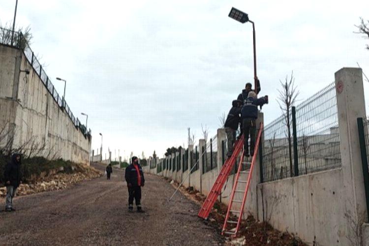 İzmit Belediyesi yolu güneş enerjisi ile aydınlatıyor