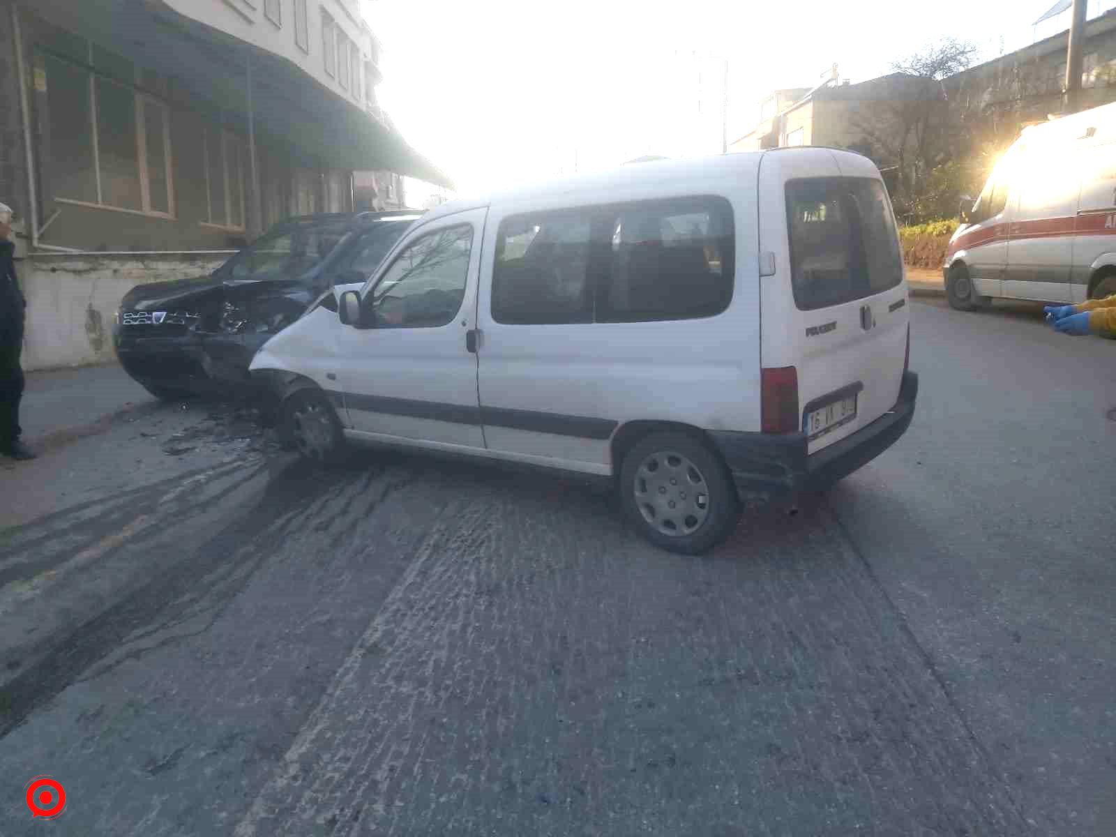 İznik’te otomobiller kafa kafaya çarpıştı: 2 yaralı