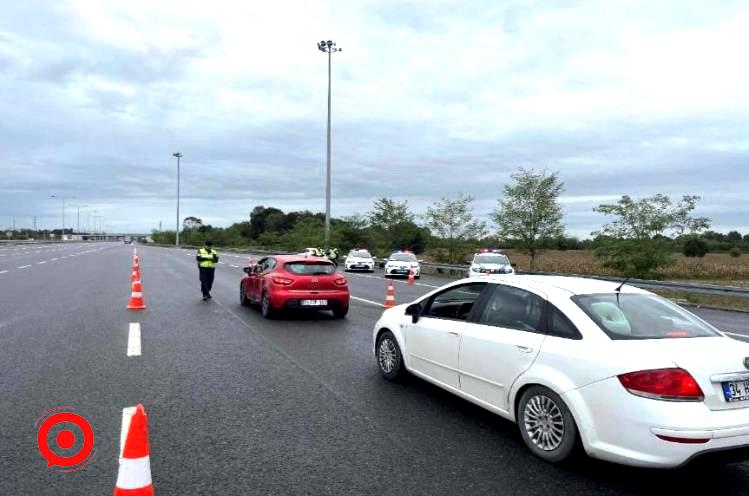 Jandarmanın trafik denetimlerinde bir ayda 897 araç ve 242 sürücü trafikten men edildi